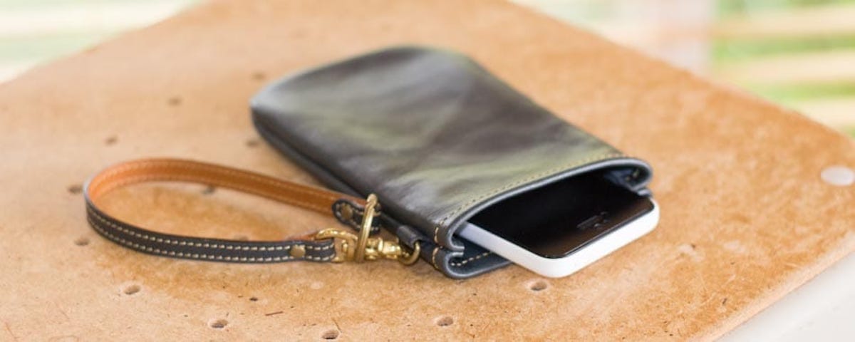 革のスマホケース